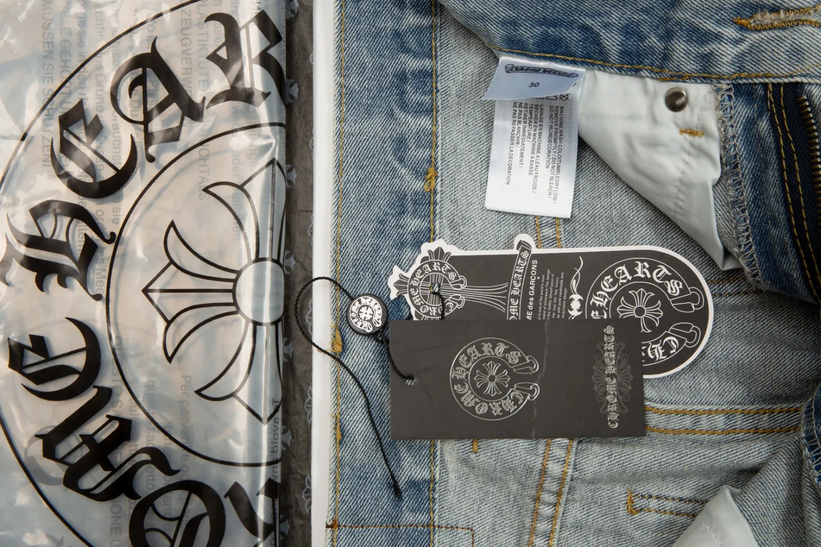 KE906#P230 The only correct leather label version on the market Chrome Hearts CH Cross embroidered distressed jeans Top ceiling quality 100% correct version The correct version is here!  Believe me this must be the best quality you will ever come across! ! Excellent value for money! !  Styles with different washes and textures are very friendly to people with thin legs and thick legs. The straight version is very flattering to the shape of the legs. The moderate length is timeless and easy to match. It is the basis of various styles and a must-have in the wardrobe! ! Add a little stacking to easily control the clean fit trend that has exploded this year. The fabric is stiff but also makes the upper body soft without losing texture. The sides and cuffs of some styles have a bone-wash effect. The vintage flavor pops up all at once. It’s really hard not to love it! ✅Correctly customize the Croxin metal leather label on the back panel. It is not sold directly with the cross on the finished jeans. 1:1 copying strives for excellence and the details are perfectly grasped. ✅The cross leather label is clear and smooth. Exquisite turning top craftsmanship. ✅Buttons, zippers and hardware are all customized versions of the Croxin LOGO. ✅High-cost washing process. Size: 28 30 32 34 36 (5 sizes)